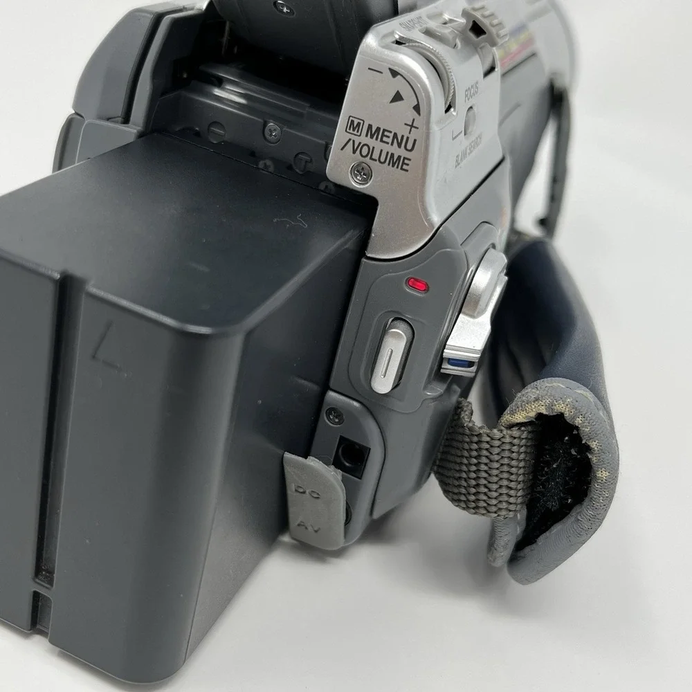 JVC GR-DV800U MiniDV Camcorder 300x Digital Video Camera – Powers On, LCD Not Wo